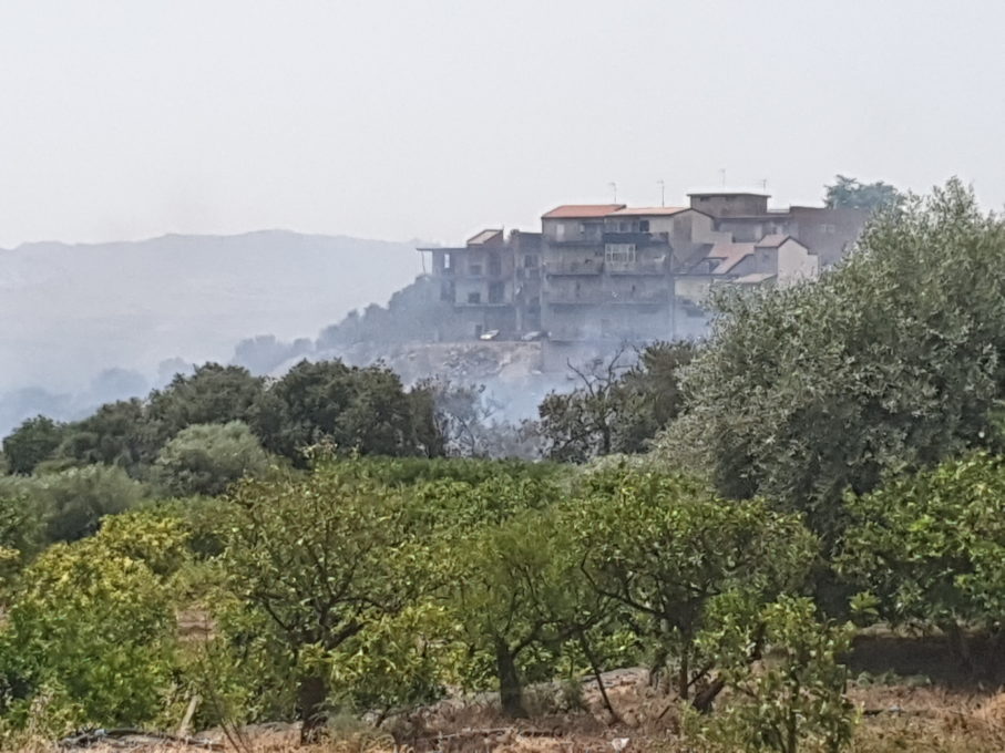 CON IL CLIMA CALDO E SECCO SI SUSSEGUONO GLI INCENDI, NUOVI ROGHI DI STERPAGLIA