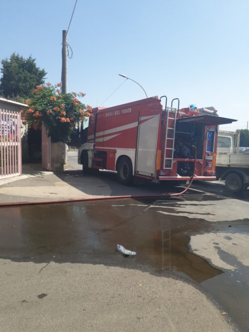 PATERNÒ: INCENDIO IN UN DEPOSITO VIA BALATELLE - AGGIORNAMENTO