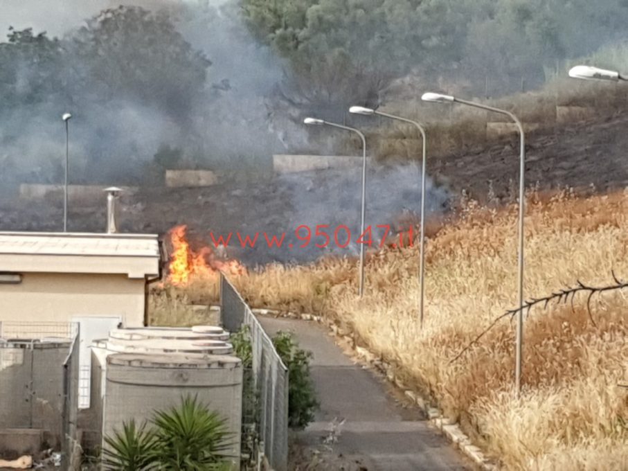 PATERNÒ: VASTO INCENDIO DI STERPAGLIE IN ZONA SCALA VECCHIA