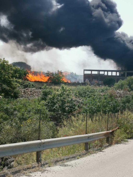 AMPIO INCENDIO FRA BELPASSO E CAMPOROTONDO