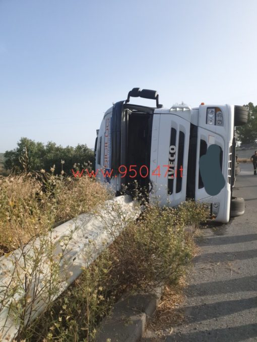 BELPASSO: AUTOARTICOLATO SI RIBALTA ALLA ROTONDA