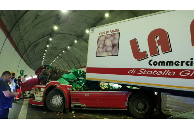 INCIDENTE SULLA SA-RC: TIR DI AZIENDA PATERNESE, TAMPONA, SI INCASTRA IN GALLERIA E PERDE ENORME CARICO DI ANGURIE - FOTO