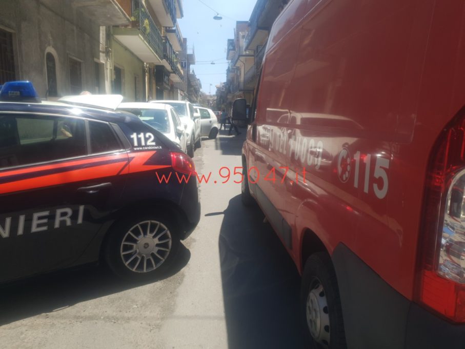 PATERNÒ: SALVATO L'UOMO CHE TENTAVA DI BUTTARSI DAL BALCONE