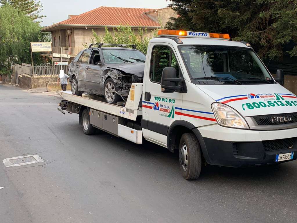MOTTA SANT'ANASTASIA: AUTO SBATTE CONTRO MURETTO, FERITO LIEVE