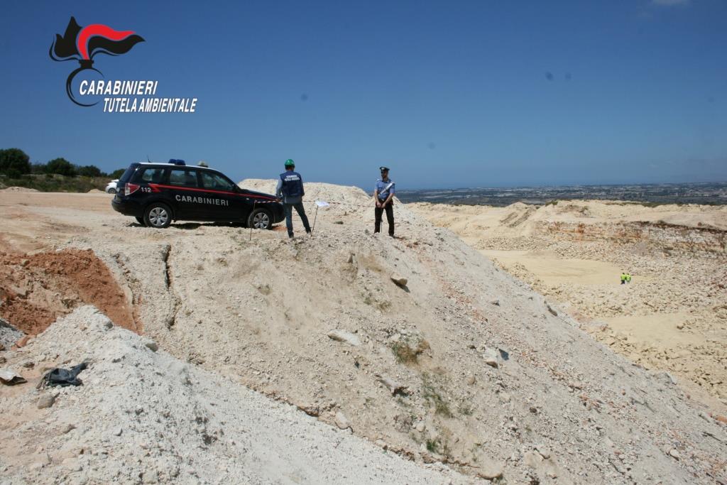 I CARABINIERI DEL N.O.E. DI CATANIA SEQUESTRANO MAXI DISCARICA ABUSIVA IN AREA SOTTOPOSTA A VINCOLO PAESAGGISTICO. 2 PERSONE DENUNCIATE