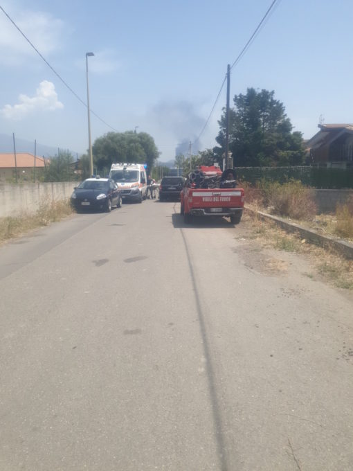 BELPASSO: INCENDIO IN UNA VILLETTA, UN FERITO - ELISOCCORSO SUL POSTO