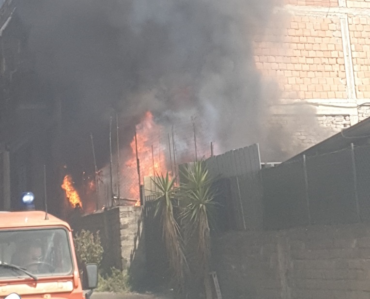 PATERNÒ: INCENDIO IN UN DEPOSITO VIA BALATELLE - AGGIORNAMENTO