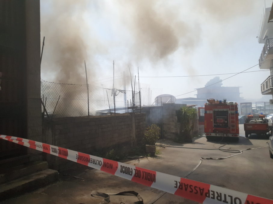 PATERNO': INCENDIO IN UNA DISCARICA, CANE MUORE TRA LE FIAMME