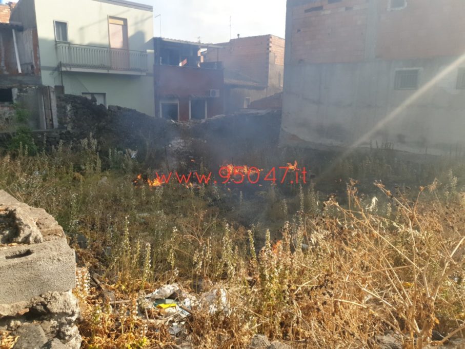 PATERNÒ: A FUOCO STERPAGLIE IN PIAZZA NASSIRYA