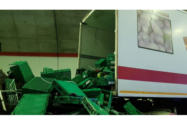 INCIDENTE SULLA SA-RC: TIR DI AZIENDA PATERNESE, TAMPONA, SI INCASTRA IN GALLERIA E PERDE ENORME CARICO DI ANGURIE - FOTO