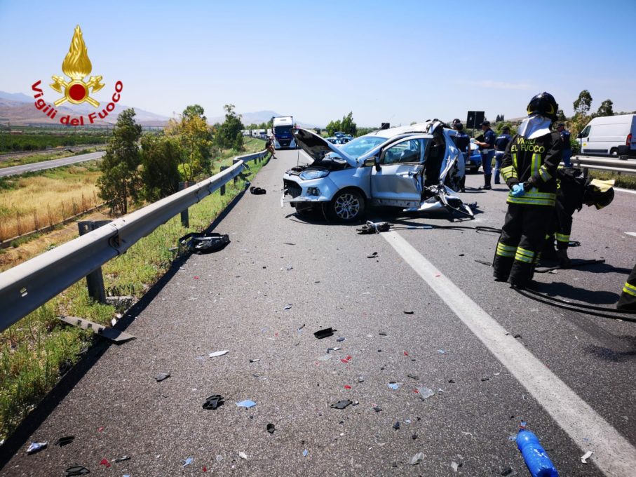 INCIDENTE SULL'A19 SI FERMANO PERCHÉ LA BIMBA STA MALE, UN FURGONE FINISCE SULL’AUTO IN SOSTA