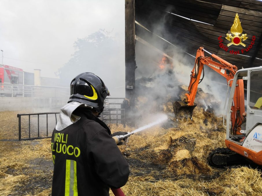 ACI CATENA, UN INCENDIO HA DISTRUTTO UN FIENILE SESSANTA BOVINI IN PERICOLO SALVATI DAI POMPIERI