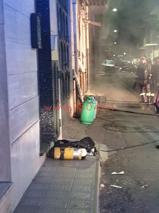 PATERNÒ: INCENDIO IN VIA ROSOLINO PILO, DUE FERITI