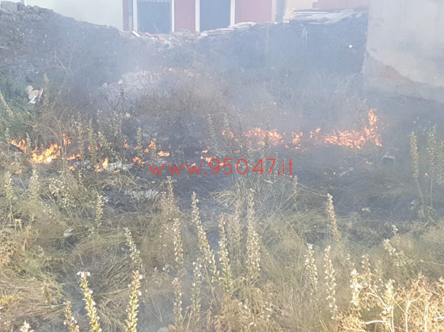 PATERNÒ: A FUOCO STERPAGLIE IN PIAZZA NASSIRYA