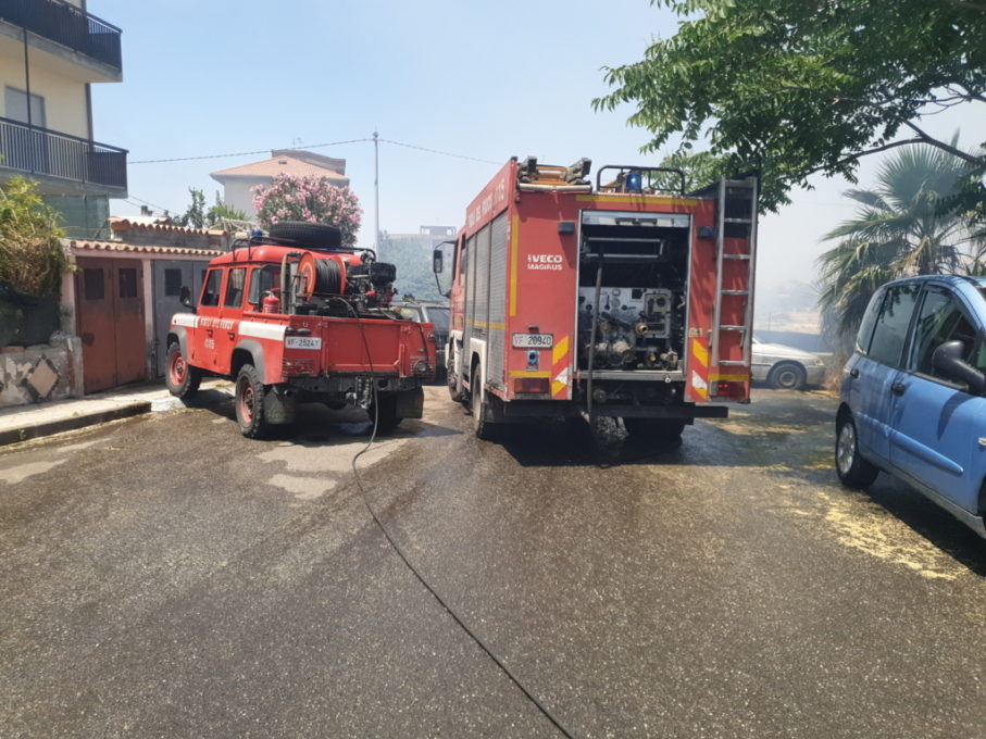 PATERNO': ENNESIMO INCENDIO DI STERPAGLIE, PAURA PER BOMBOLA DI GPL TRA LE FIAMME