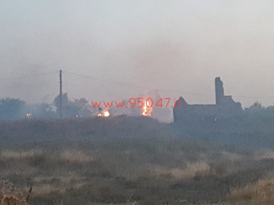 PATERNÒ: AMPIO INCENDIO DI STERPAGLIE IN ZONA SALINELLE