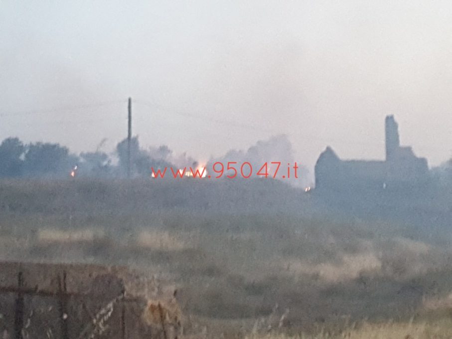 PATERNÒ: AMPIO INCENDIO DI STERPAGLIE IN ZONA SALINELLE