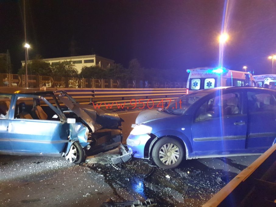 AUTO CONTROMANO SULLA SS121, FRONTALE CON ALTRA AUTO 4 FERITI