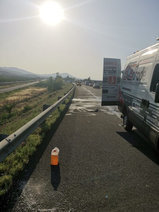 INCIDENTE SULL'A19 SI FERMANO PERCHÉ LA BIMBA STA MALE, UN FURGONE FINISCE SULL’AUTO IN SOSTA