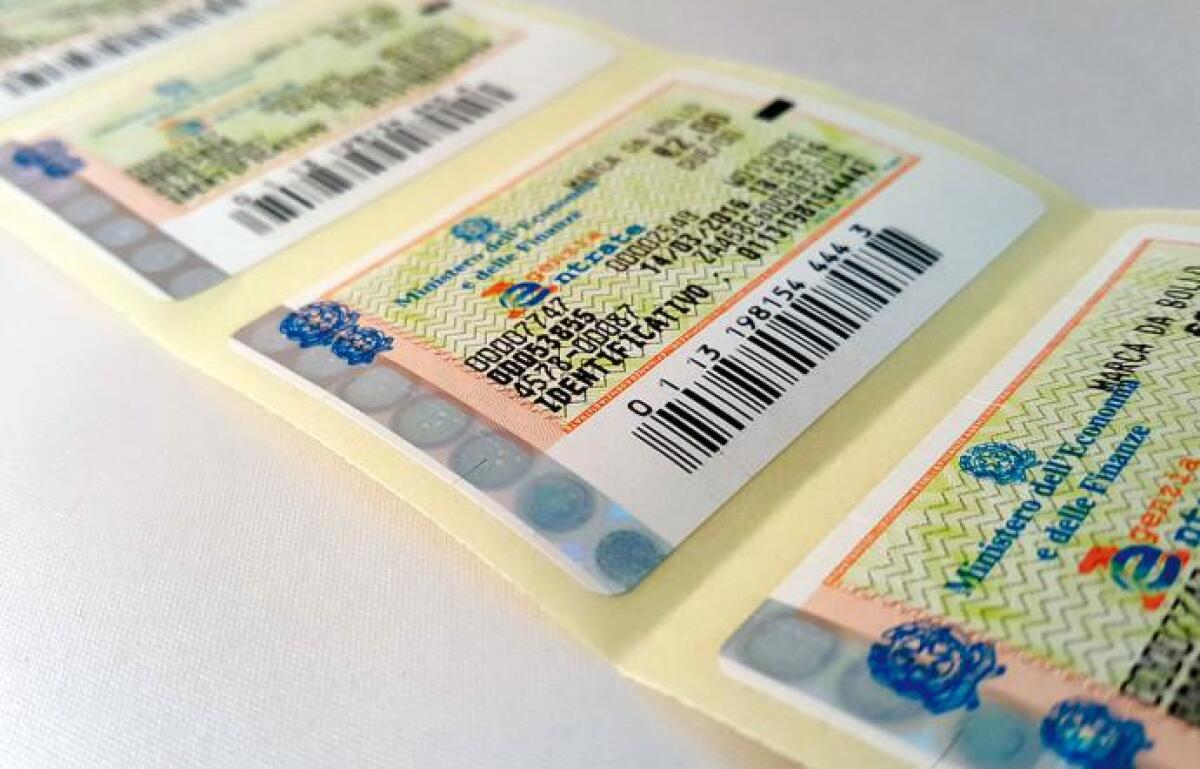 ENNA: FALSIFICAVA LE MARCHE DA BOLLO CHE VENDEVA A CLIENTI E AVVOCATI AL BAR DEL TRIBUNALE - 