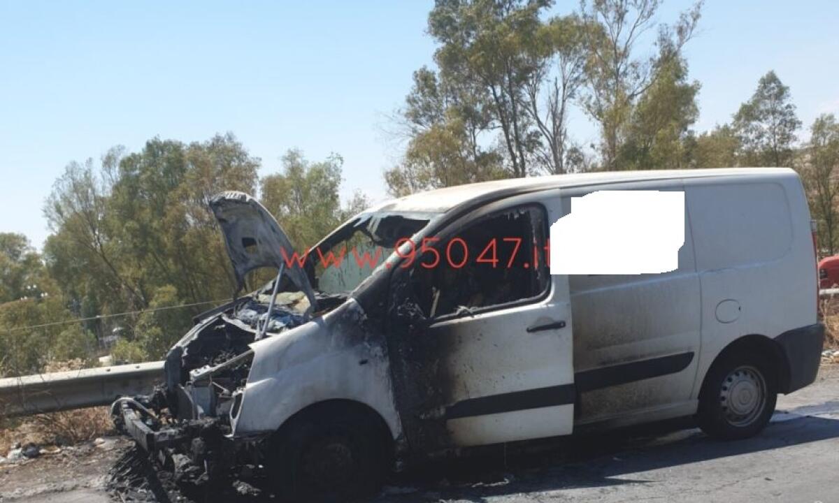 MISTERBIANCO: FURGONE VA A FUOCO, INTERVENTO DEI VIGILI DEL FUOCO - 