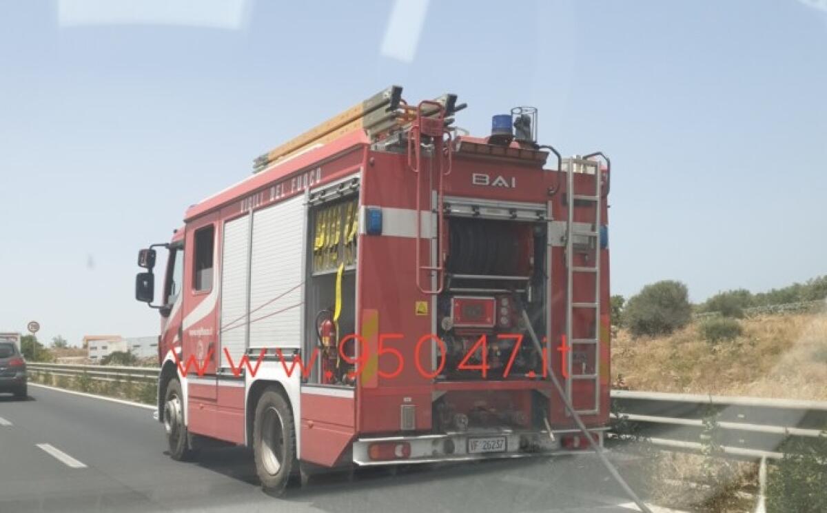 INCENDIO DI STERPAGLIE A RIDOSSO DELLA SS121, RALLENTAMENTI - 