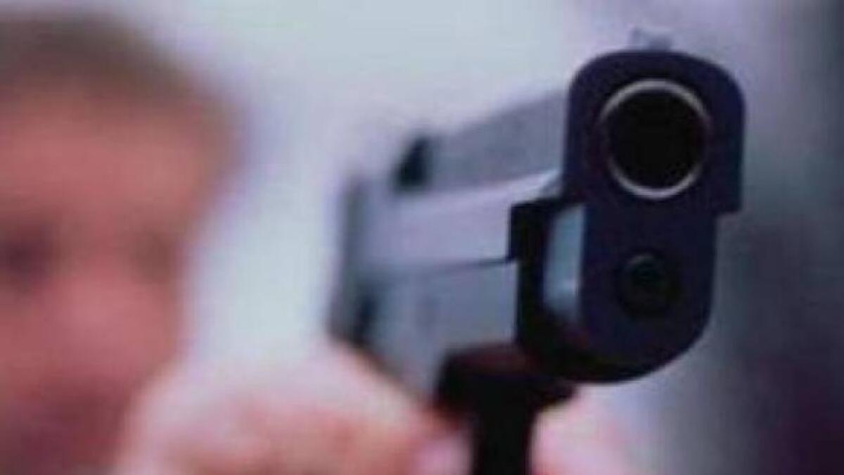 FERMANO E MINACCIANO IL CAMIONISTA SULLA SS121, POI SCAPPANO CON IL RIMORCHIO - 