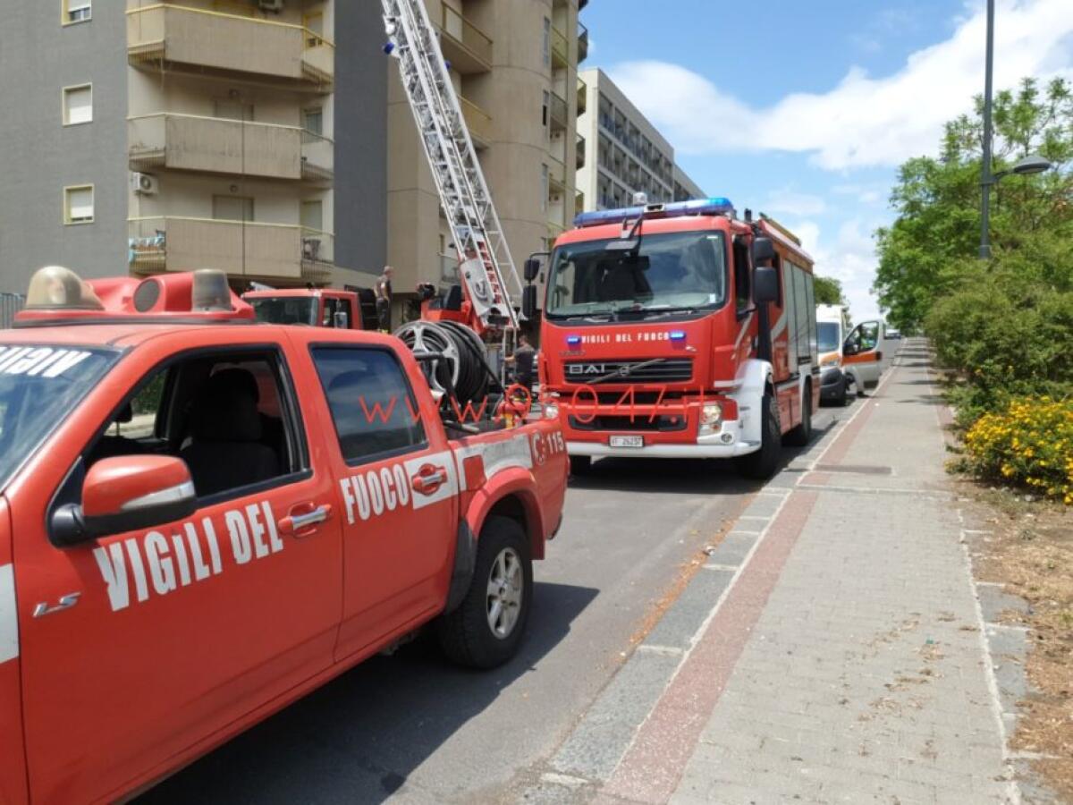 PATERNO', RIMANE CHIUSA IN CASA: SOCCORSA DAI VIGILI DEL FUOCO - 