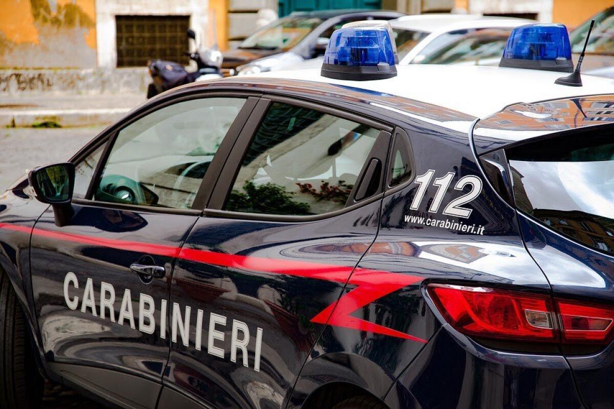 NAPOLI: TORNA A CASA E SCOPRE MOGLIE CON L'AMANTE, COLTELLATE AD ENTRAMBI - 