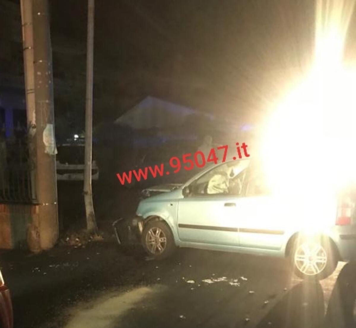 VA A SBATTERE CONTRO UNA VETTURA IN SOSTA, POI SI SCHIANTA CONTRO UN PALO - 