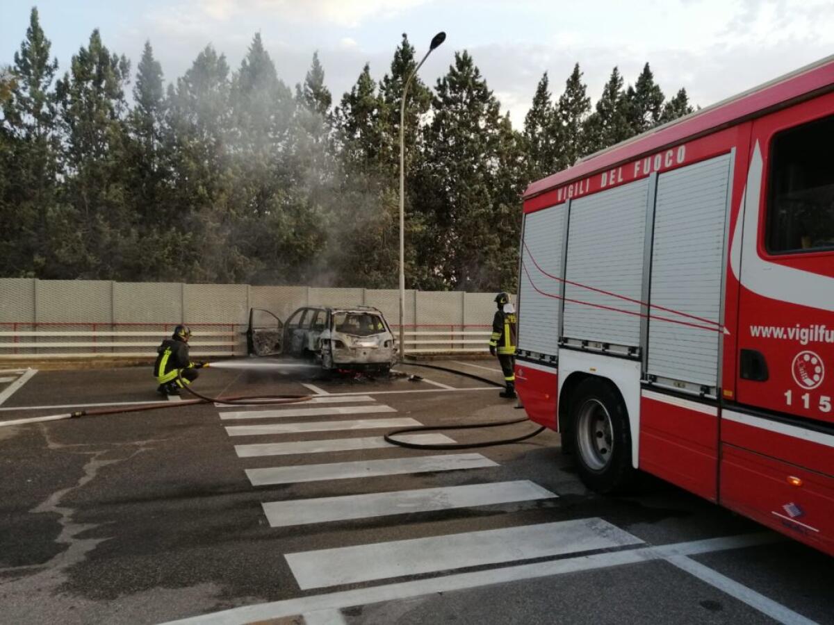 BELPASSO: AUTO A FUOCO NEL PARCHEGGIO DEL SUPERMERCATO - 