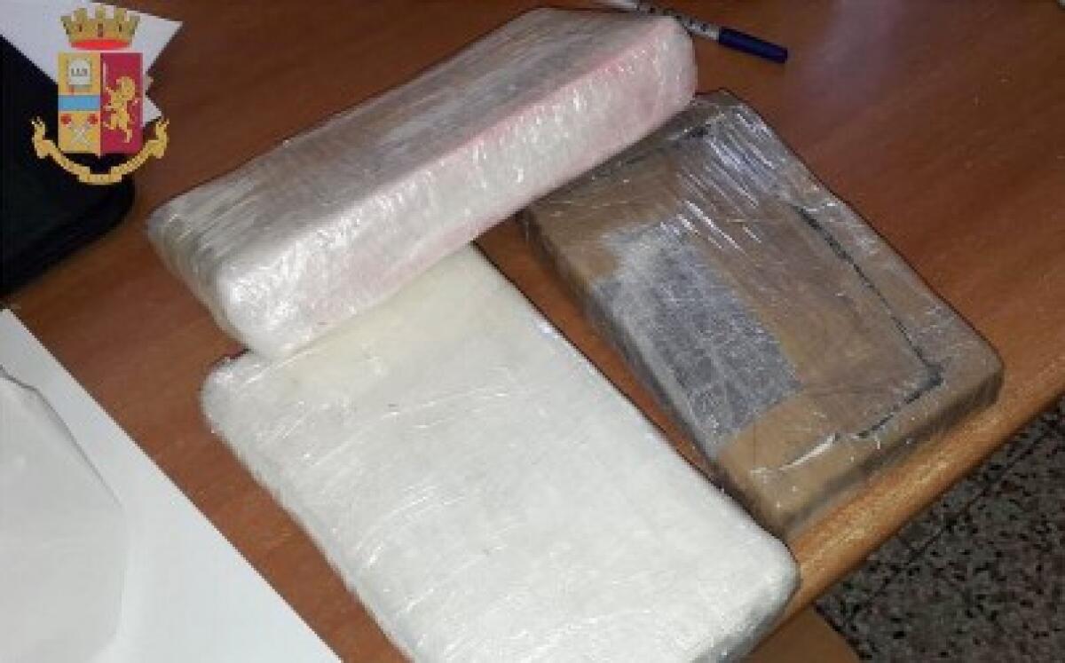 CATANIA: A BORDO DI UN PULLMAN CON 3 CHILI DI COCAINA SOTTO IL SEDILE, ARRESTATO 30ENNE - 