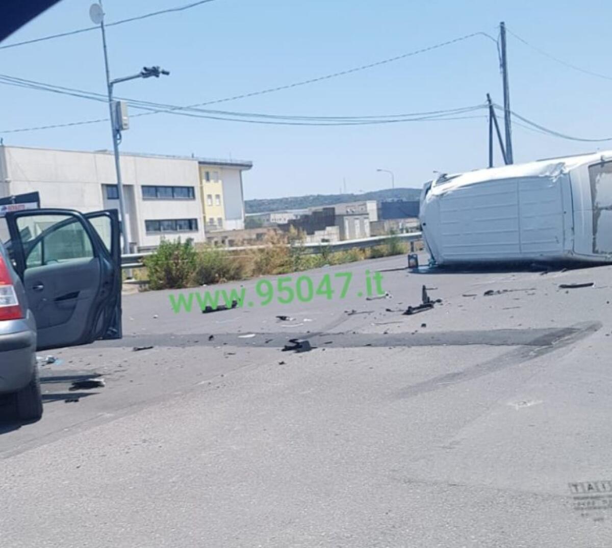 SCONTRO AUTO-FURGONE ALLA ZONA INDUSTRIALE DI BELPASSO - 