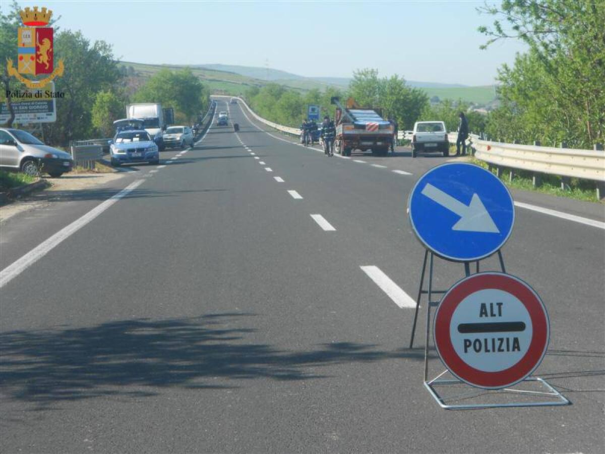 20 PATENTI RITIRATE PER ECCESSO DI VELOCITÀ E SORPASSI IN CURVA SULLA RAGUSA CATANIA - 