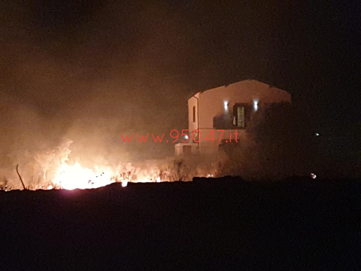PATERNÒ: AMPIO INCENDIO DI STEPAGLIE VICINO ALLE CASE - 
