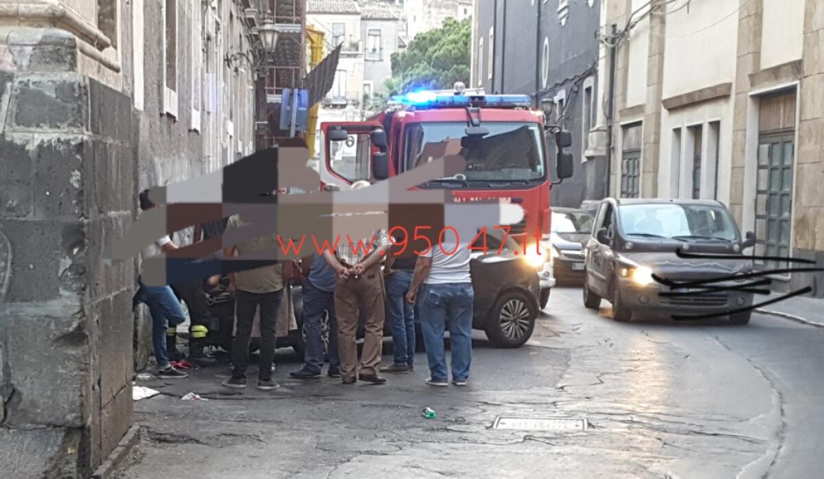 PATERNO': ESCE FUMO DALL'AUTO,  PAURA PER UN PRINCIPIO D'INCENDIO, INTERVENGONO I VIGILI DEL FUOCO - 