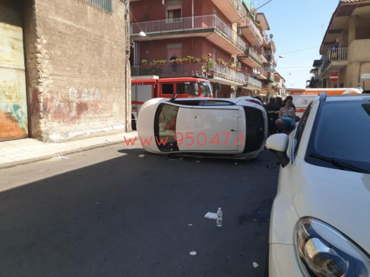 MISTERBIANCO: SCONTRO TRA DUE AUTO ALL’INCROCIO: UNA SI RIBALTA, UNA FERITA - 