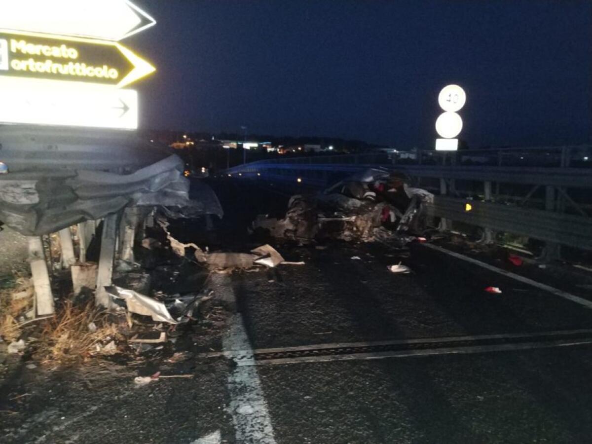 GRAVISSIMO INCIDENTE  SULL'ASSE DEI SERVIZI DI CATANIA, UN MORTO E SETTE FERITI - 