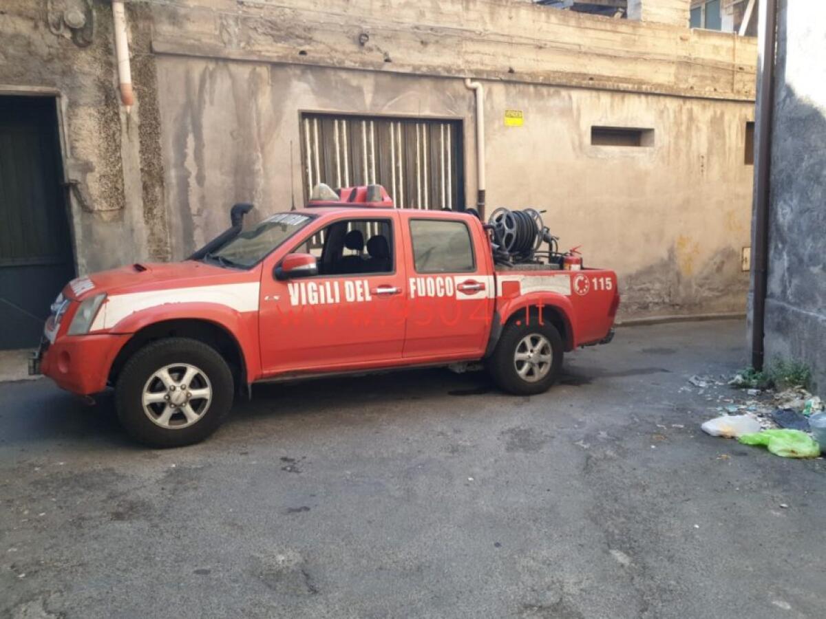 PATERNÒ ANZIANA DONNA CADE IN CASA: SOCCORSA DA VIGILI DEL FUOCO E 118 - 