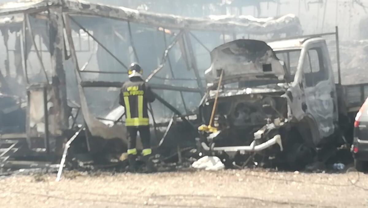 BELPASSO: PAURA PER UN INCENDIO, A FUOCO PARCHEGGIO DI MEZZI - 