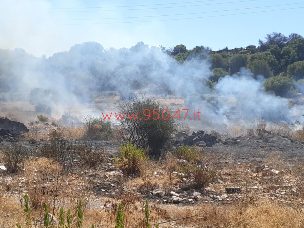 PATERNO’: BRUCIANO STERPAGLIE IN VIA UNITÀ D'ITALIA, INTERVENTO DEI VVF - 