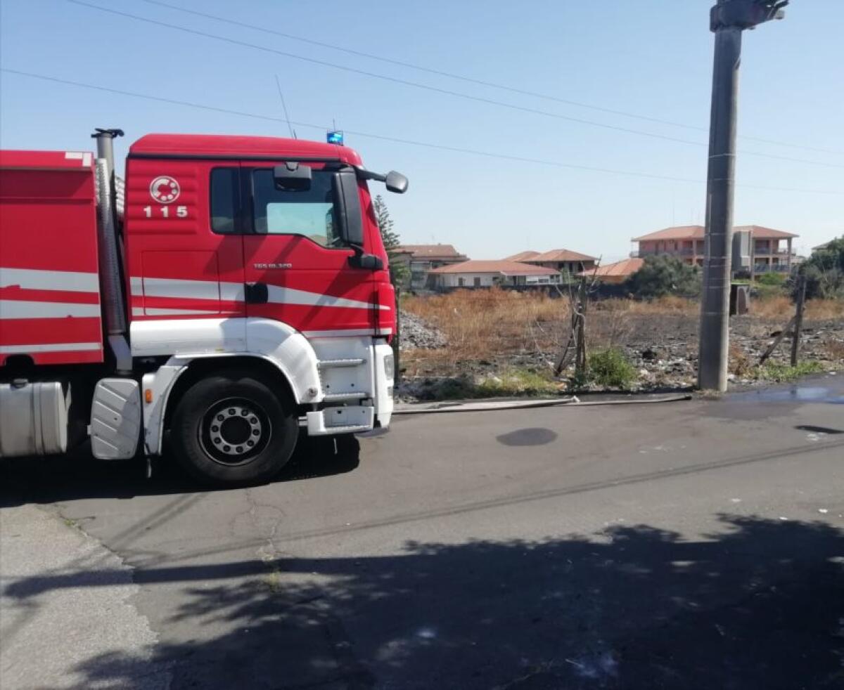 INCENDIO A MISTERBIANCO, FIAMME ALTE IN PROSSIMITÀ DELLE ABITAZIONI - 