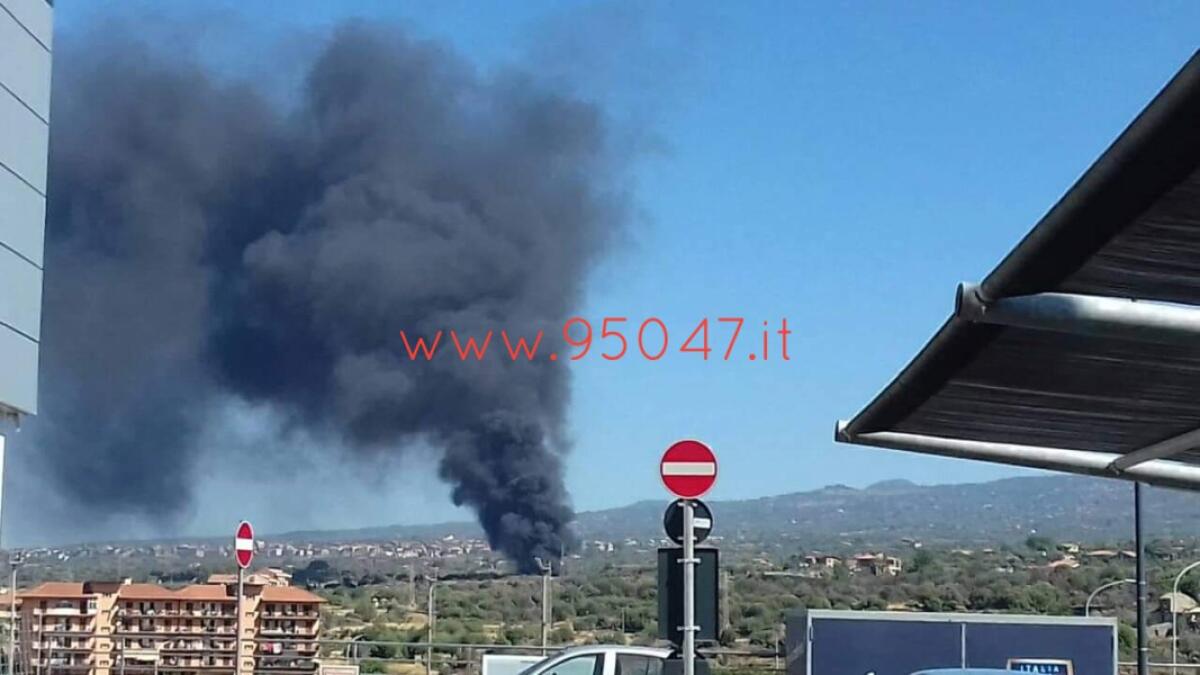 STERPAGLIE E RIFIUTI IN FIAMME: DENSA COLONNA DI FUMO NERO IN CIELO - 