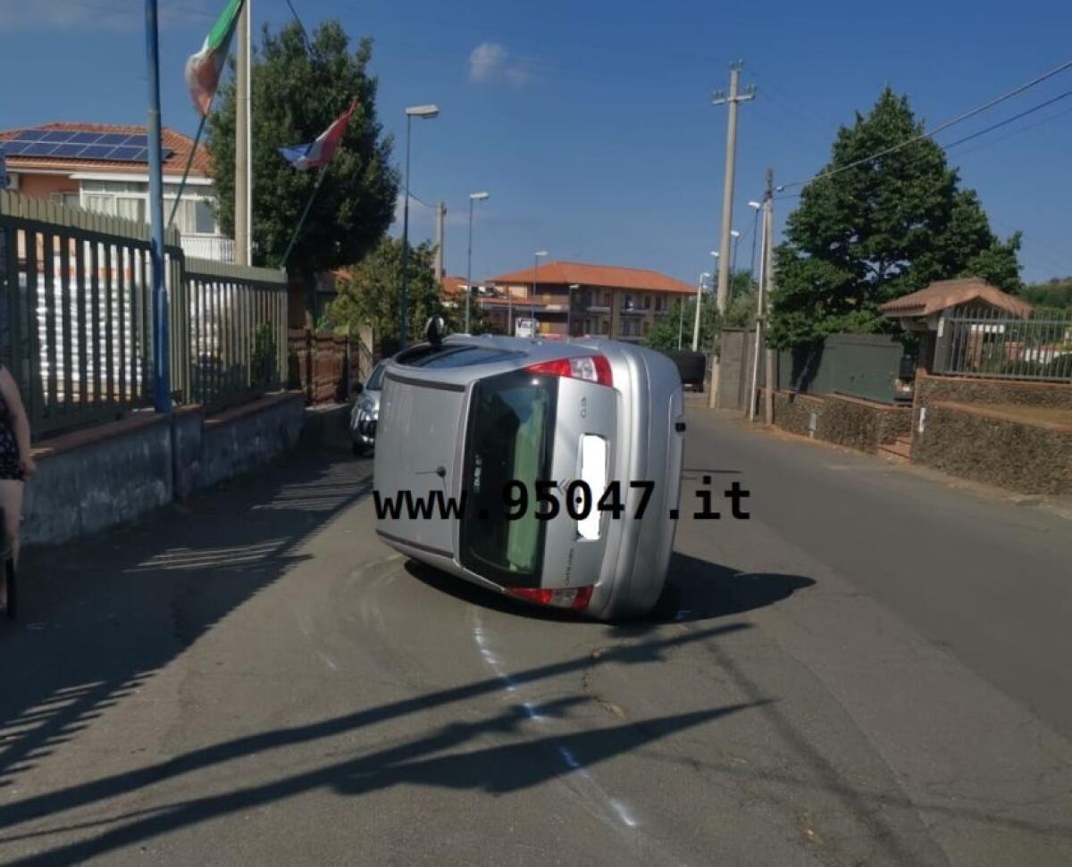 PEDARA: INCIDENTE STRADALE, AUTO SI RIBALTA SU UN FIANCO - 