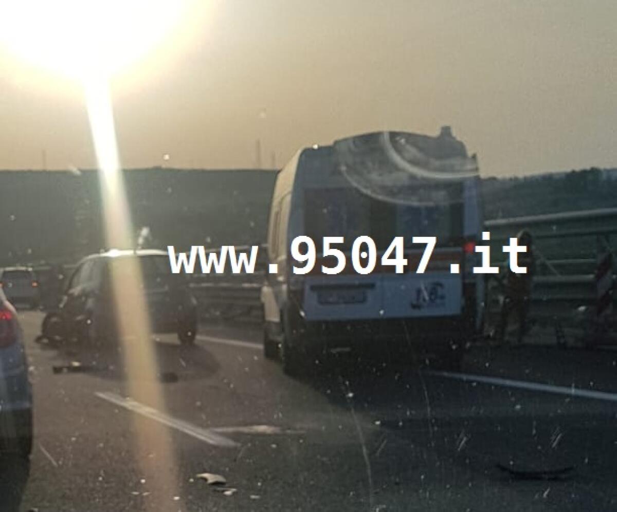 INCIDENTE SULLA CATANIA – SIRACUSA TRA DUE AUTOVETTURE, FERITI - 