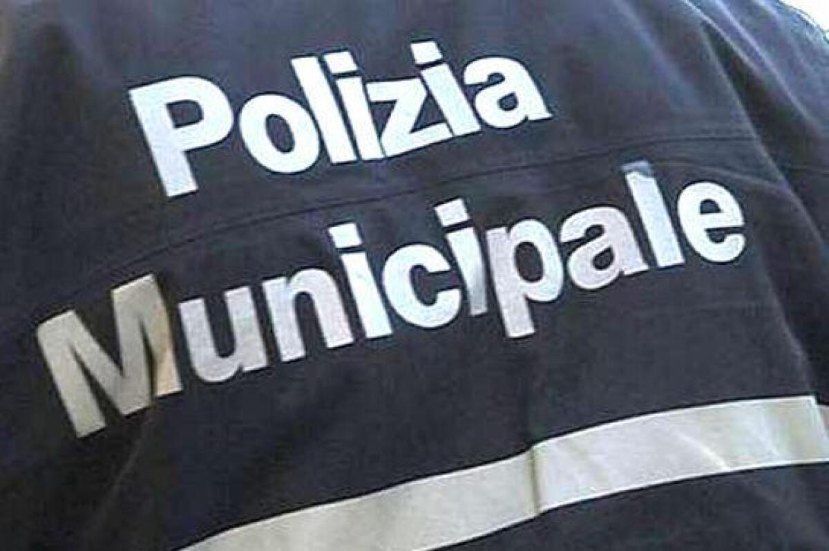 CATANIA, AMBULANTE AGGREDISCE DUE VIGILI URBANI A PUGNI IN CORSO SICILIA - 