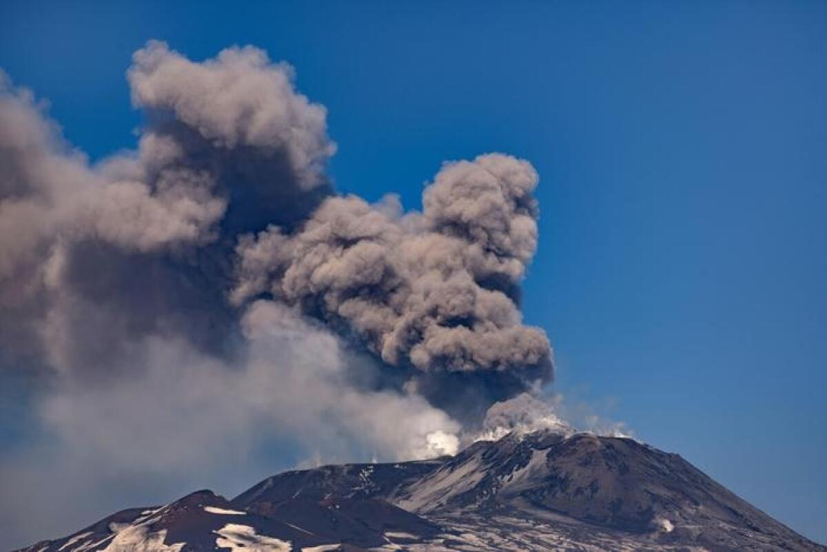 NUOVE ERUZIONI DALL'ETNA, DISAGI NEI VOLI DA CATANIA E COMISO - 