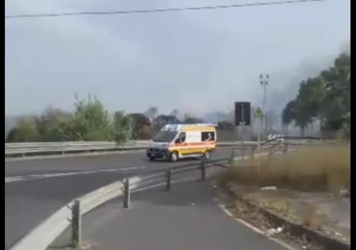 INCENDIO CATANIA: MALORE PER UN POMPIERE, BAGNANTI EVACUATI SUI GOMMONI - 