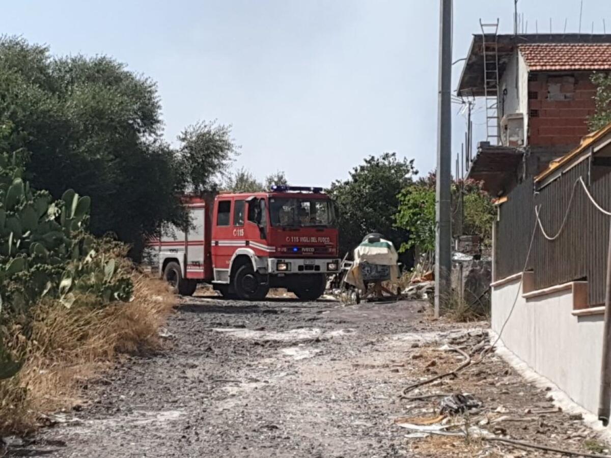 PATERNO': INCENDIO DI STERPAGLIE VICINO ALLE CASE: INTERVENGONO I VIGILI DEL FUOCO - 