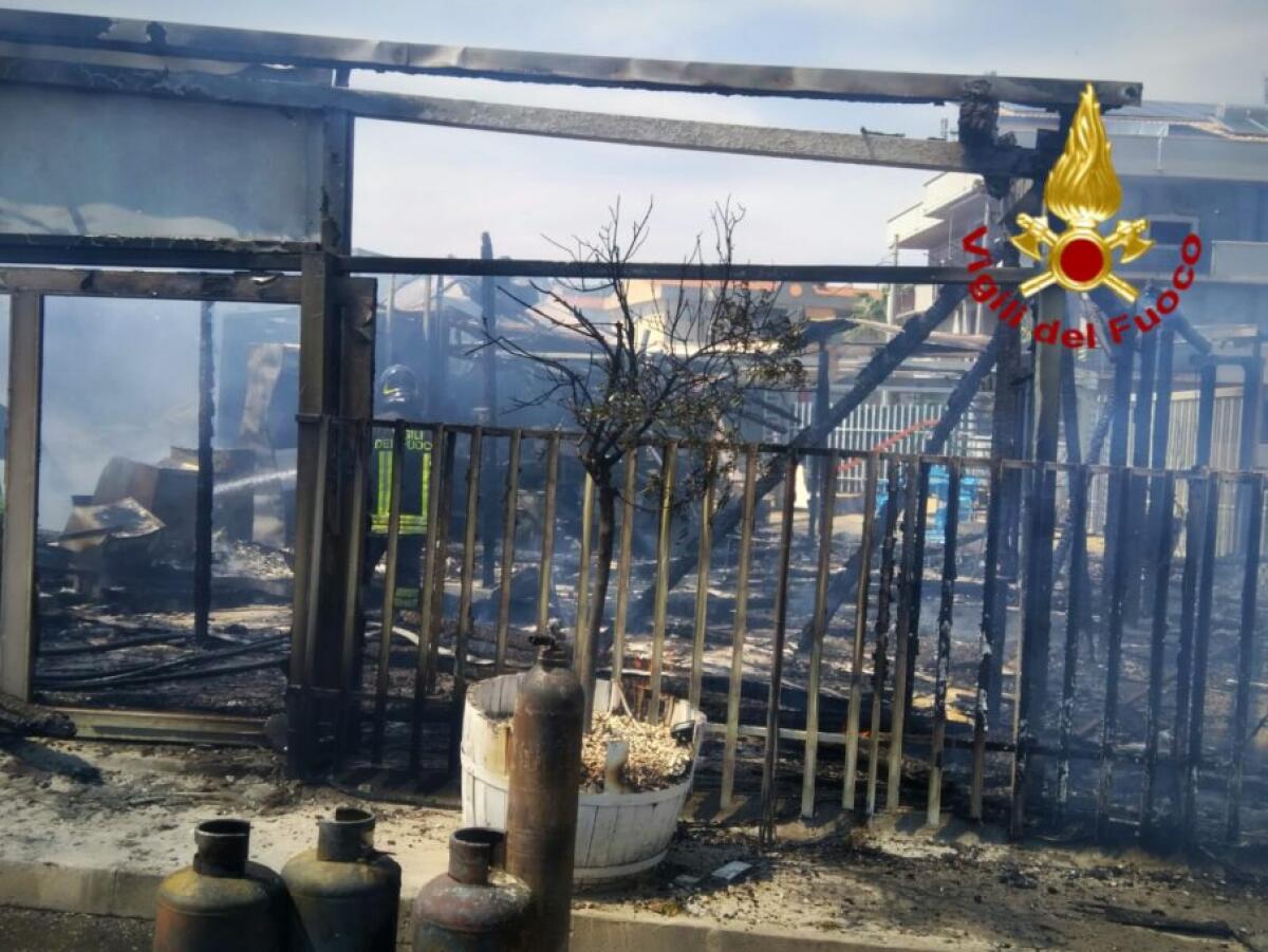 SCORDIA: CAMION DEI PANINI PRENDE FUOCO, I VIGILI DEL FUOCO SALVANO LE CASE VICINE - 